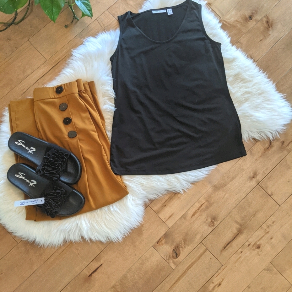 👕SUSAN GRAVER - NWOT Black Essential Tank